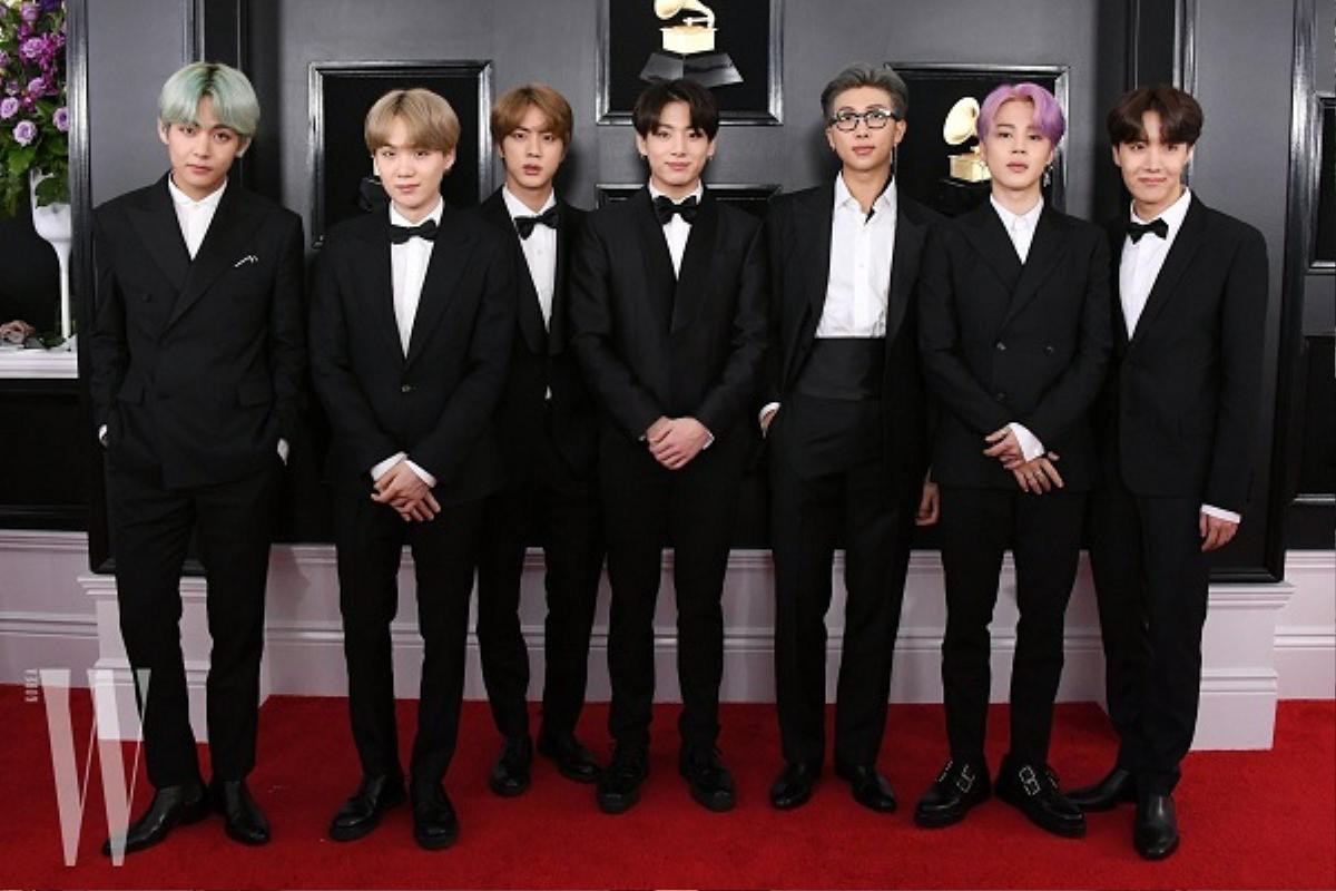 Fans Hàn tự hào khi trang phục tuxedo mà BTS mặc trên thảm đỏ Grammy được trưng bày tại bảo tàng ở Mỹ Ảnh 1