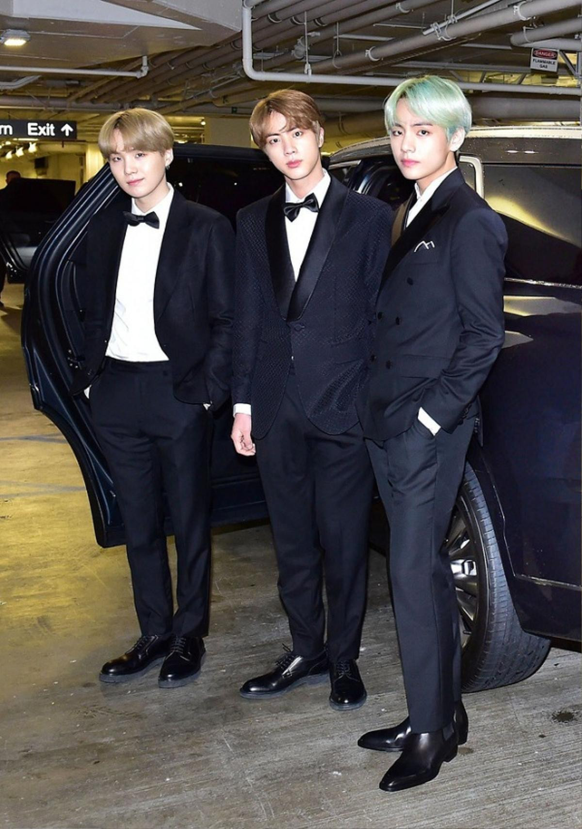 Fans Hàn tự hào khi trang phục tuxedo mà BTS mặc trên thảm đỏ Grammy được trưng bày tại bảo tàng ở Mỹ Ảnh 4