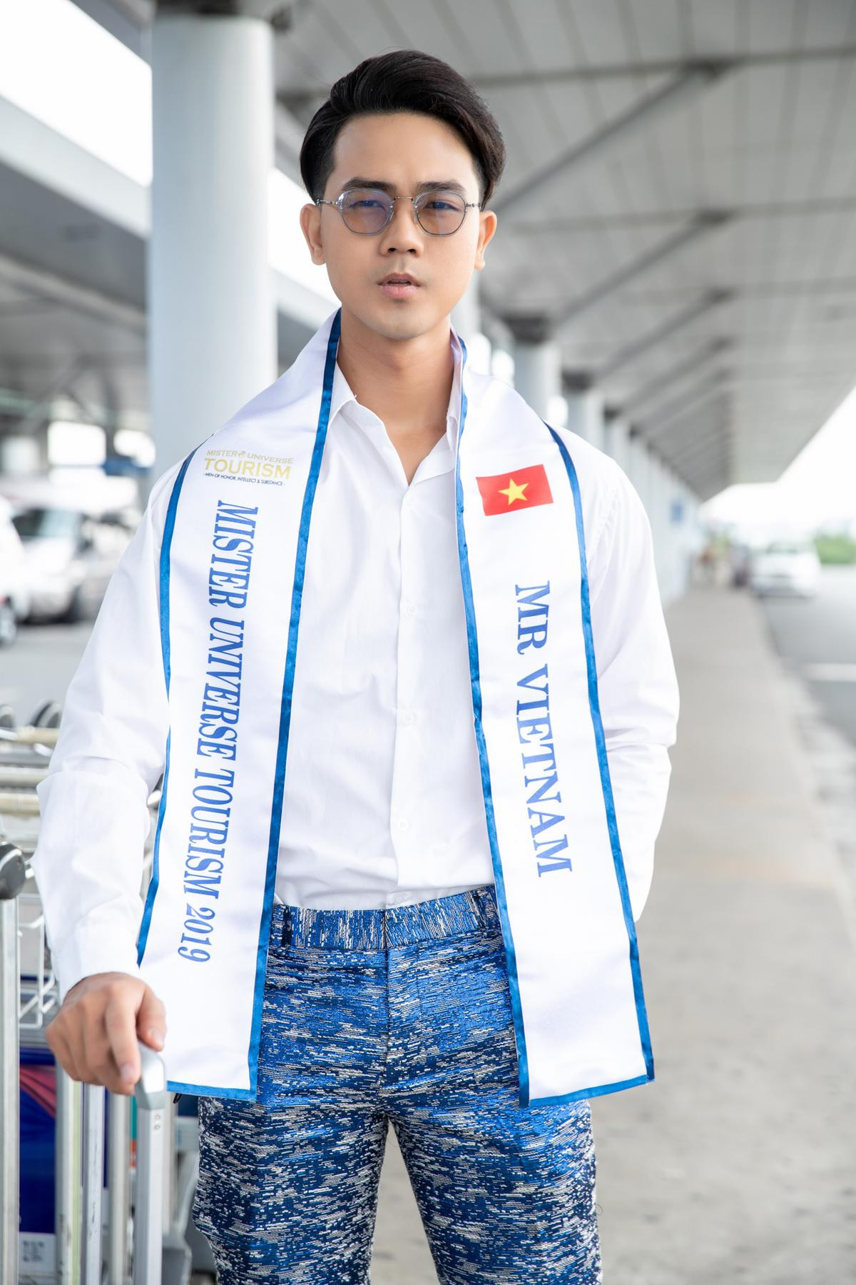 Mặc sơ mi trắng điển trai như soái ca, đại diện Việt lên đường dự thi Mister Universe Tourism 2019 Ảnh 5