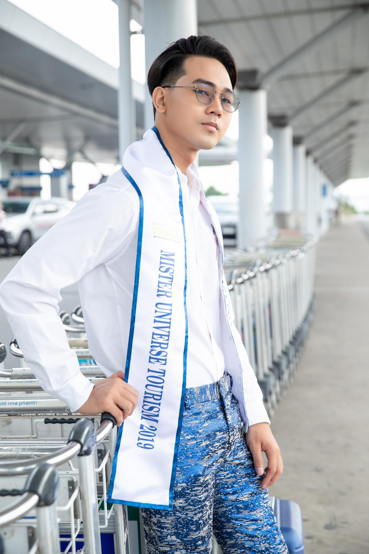 Mặc sơ mi trắng điển trai như soái ca, đại diện Việt lên đường dự thi Mister Universe Tourism 2019 Ảnh 6