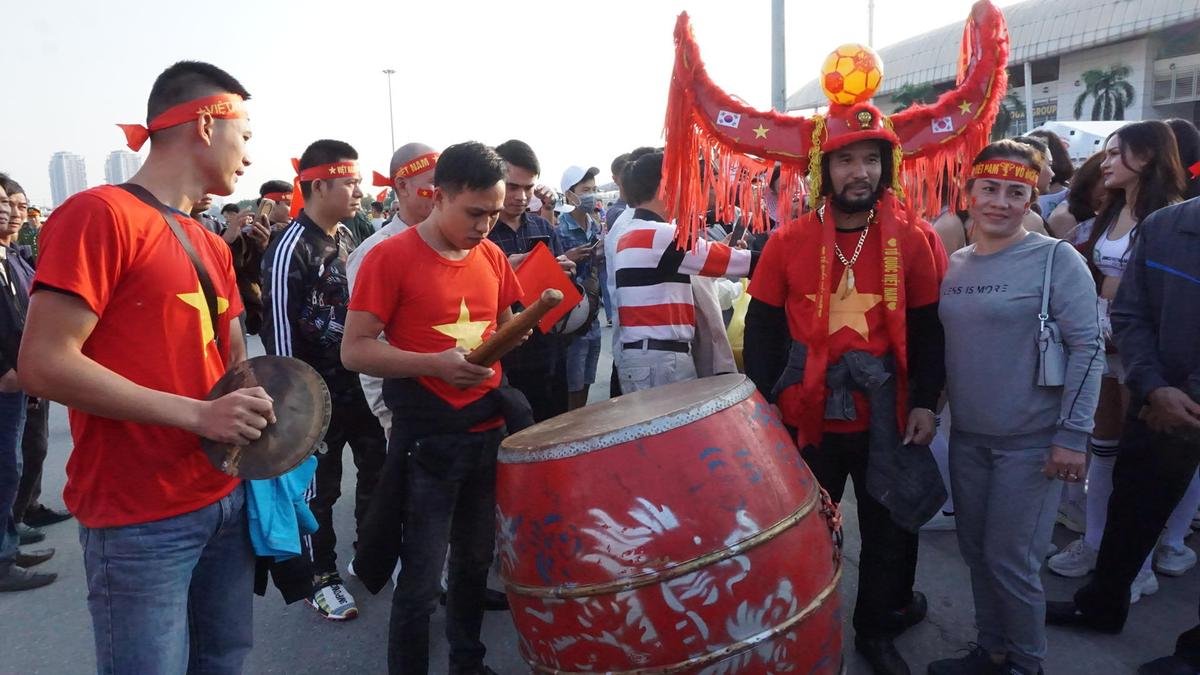 Chùm ảnh: SVĐ Mỹ Đình tràn ngập màu cờ đỏ sao vàng trước trận đấu giữa đội tuyển Việt Nam - Thái Lan Ảnh 6