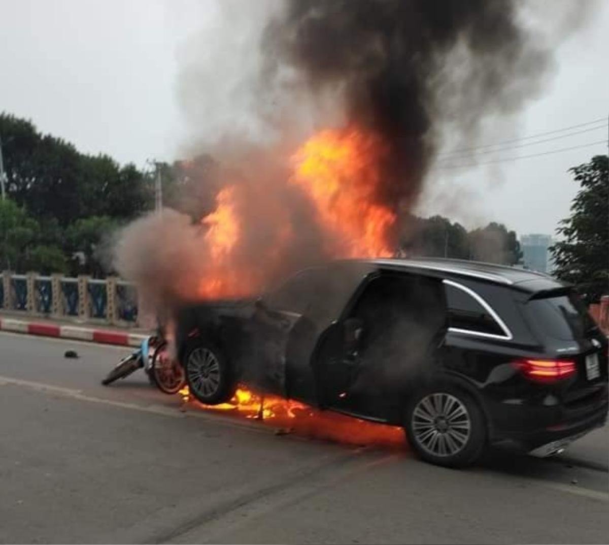 Ô tô Mercedes cháy dữ dội sau va chạm với xe máy, một người phụ nữ ngã văng ra đường tử vong Ảnh 1