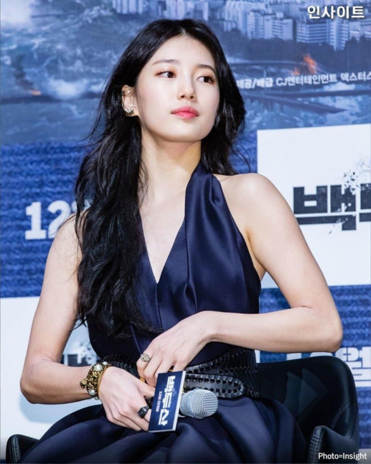 Suzy mặc váy Dior 141 triệu đồng, liên tục lấy tay che ngực vì sợ hớ hênh tại sự kiện Ảnh 6