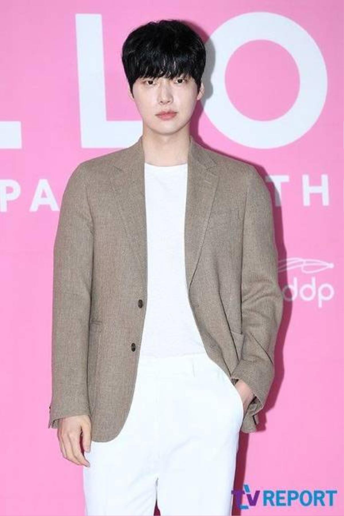 Ahn Jae Hyun ăn ý với Oh Yeon Seo trong buổi chụp poster, sẽ xuất hiện tại buổi họp báo 'Love with Flaws' Ảnh 1