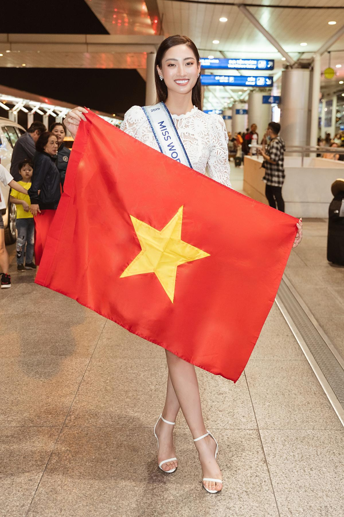 Hoa hậu Lương Thùy Linh mang 140 kg hành lý thi Miss World 2019, khẳng định 'xuất phát chậm càng mạnh mẽ hơn' Ảnh 4