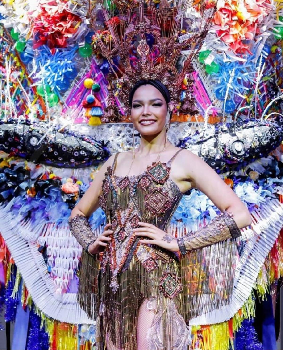 Hoa hậu Thái Lan tung National Costume 'mặt nạ' độc lạ, cạnh tranh quyết liệt với Hoàng Thùy ở Miss Universe 2019 Ảnh 1