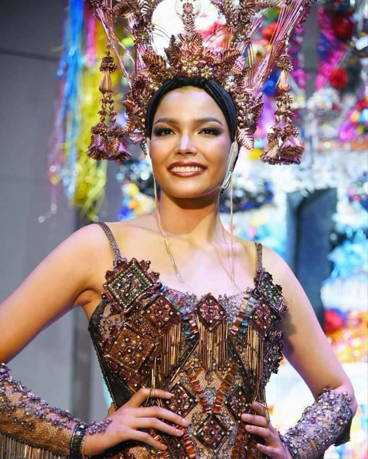 Hoa hậu Thái Lan tung National Costume 'mặt nạ' độc lạ, cạnh tranh quyết liệt với Hoàng Thùy ở Miss Universe 2019 Ảnh 2