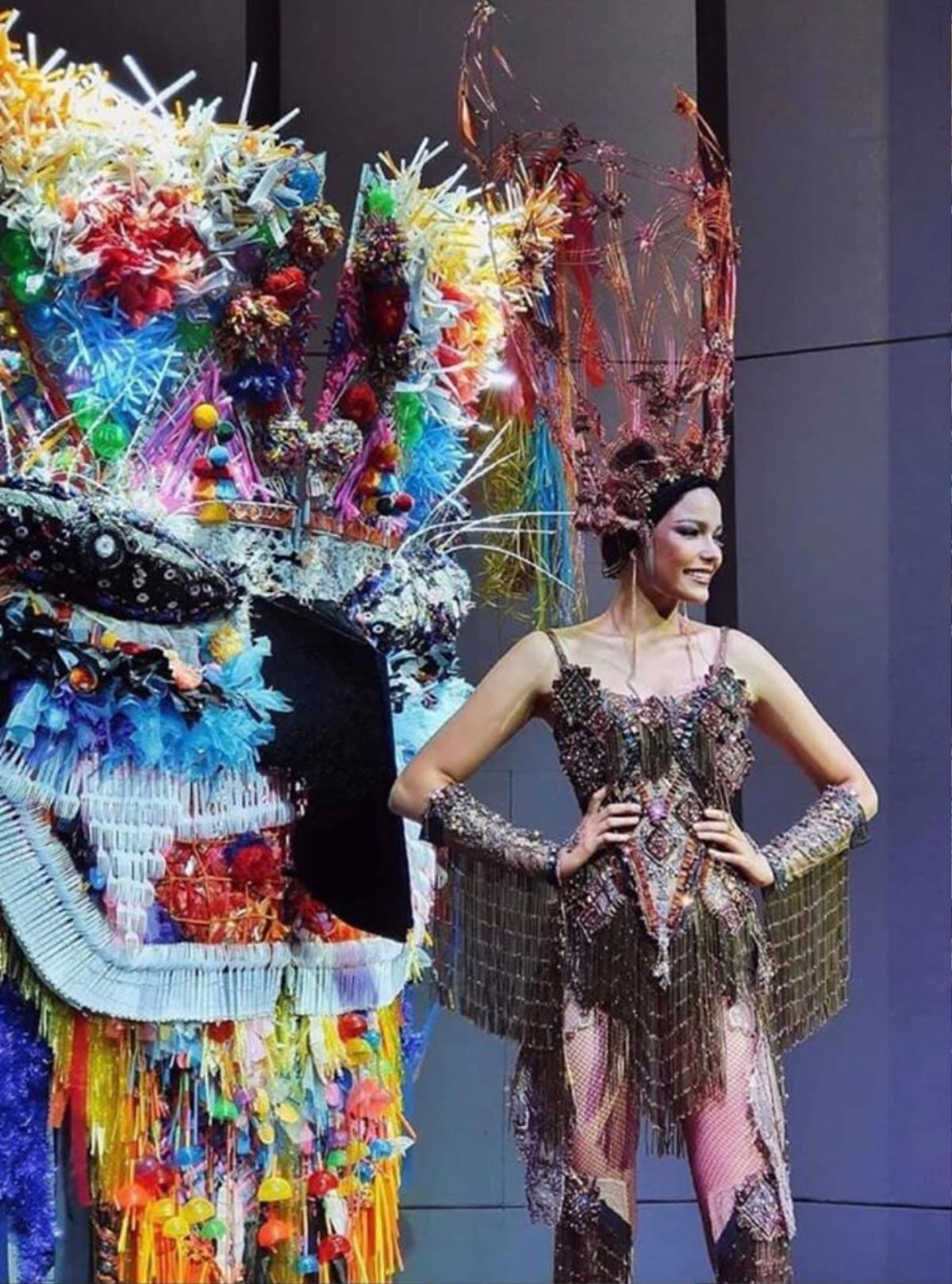 Hoa hậu Thái Lan tung National Costume 'mặt nạ' độc lạ, cạnh tranh quyết liệt với Hoàng Thùy ở Miss Universe 2019 Ảnh 6