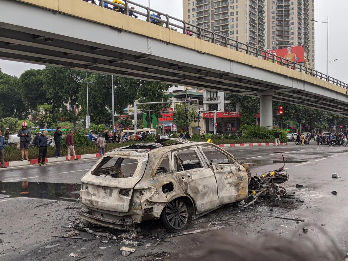 Vụ nữ tài xế Mercedes GLC 250 đâm hàng loạt xe máy gây cháy lớn: Cảnh sát điều tra danh tính cô gái tử vong Ảnh 3