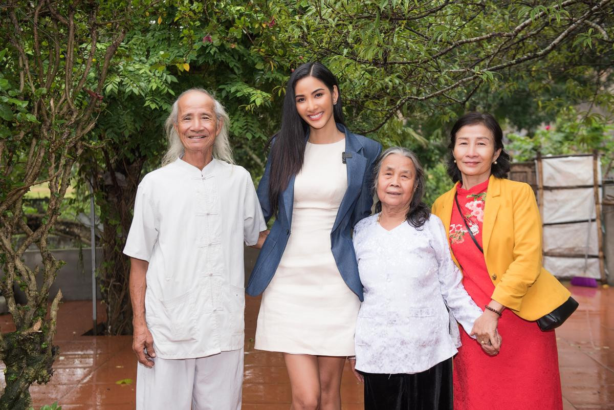 Có một Hoàng Thùy chân phương, từ làng quê Thanh Hóa đến Mỹ chinh phục Miss Universe 2019 Ảnh 1