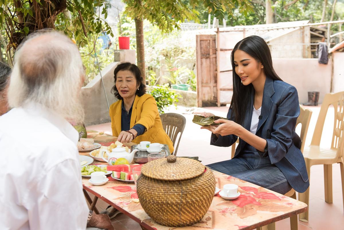 Có một Hoàng Thùy chân phương, từ làng quê Thanh Hóa đến Mỹ chinh phục Miss Universe 2019 Ảnh 2