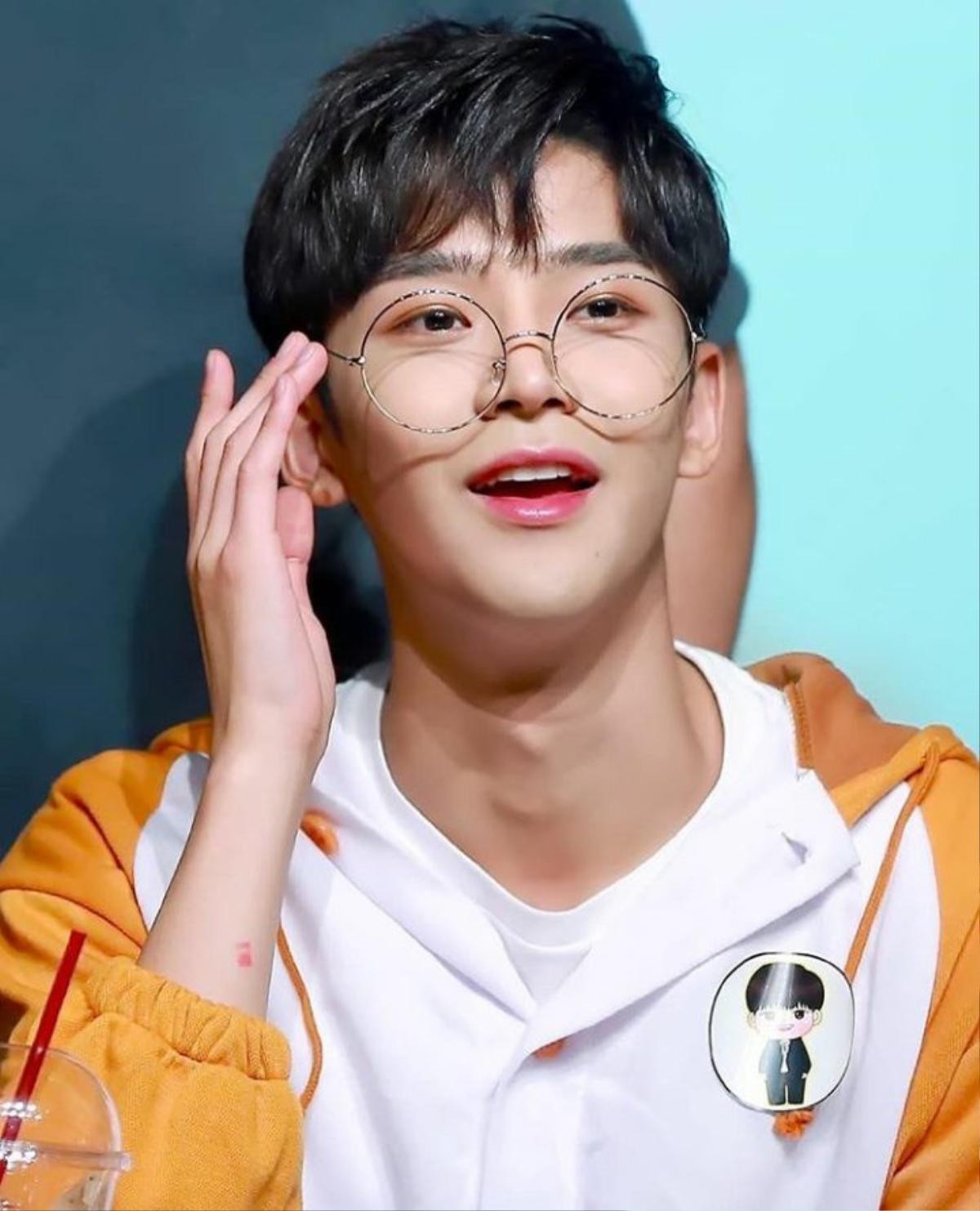 Kim Woo Seok (X1) đứng đầu danh sách bình chọn idol đeo kính đẹp nhất Kbiz Ảnh 13