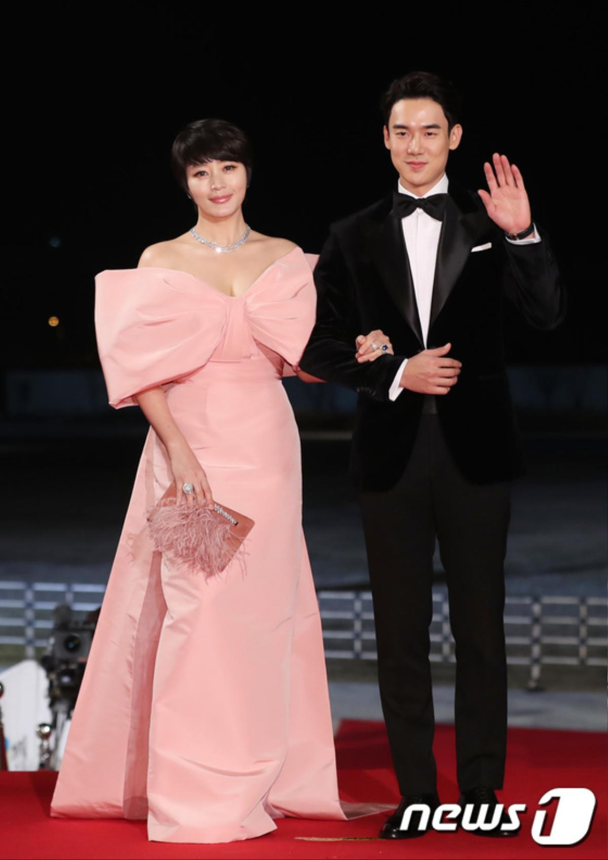 Thảm đỏ 'Rồng Xanh 2019': Chị đại Kim Hye Soo tình tứ bên Yoo Yeon Seok, Soo Young (SNSD) đọ sắc loạt mỹ nhân Ảnh 3