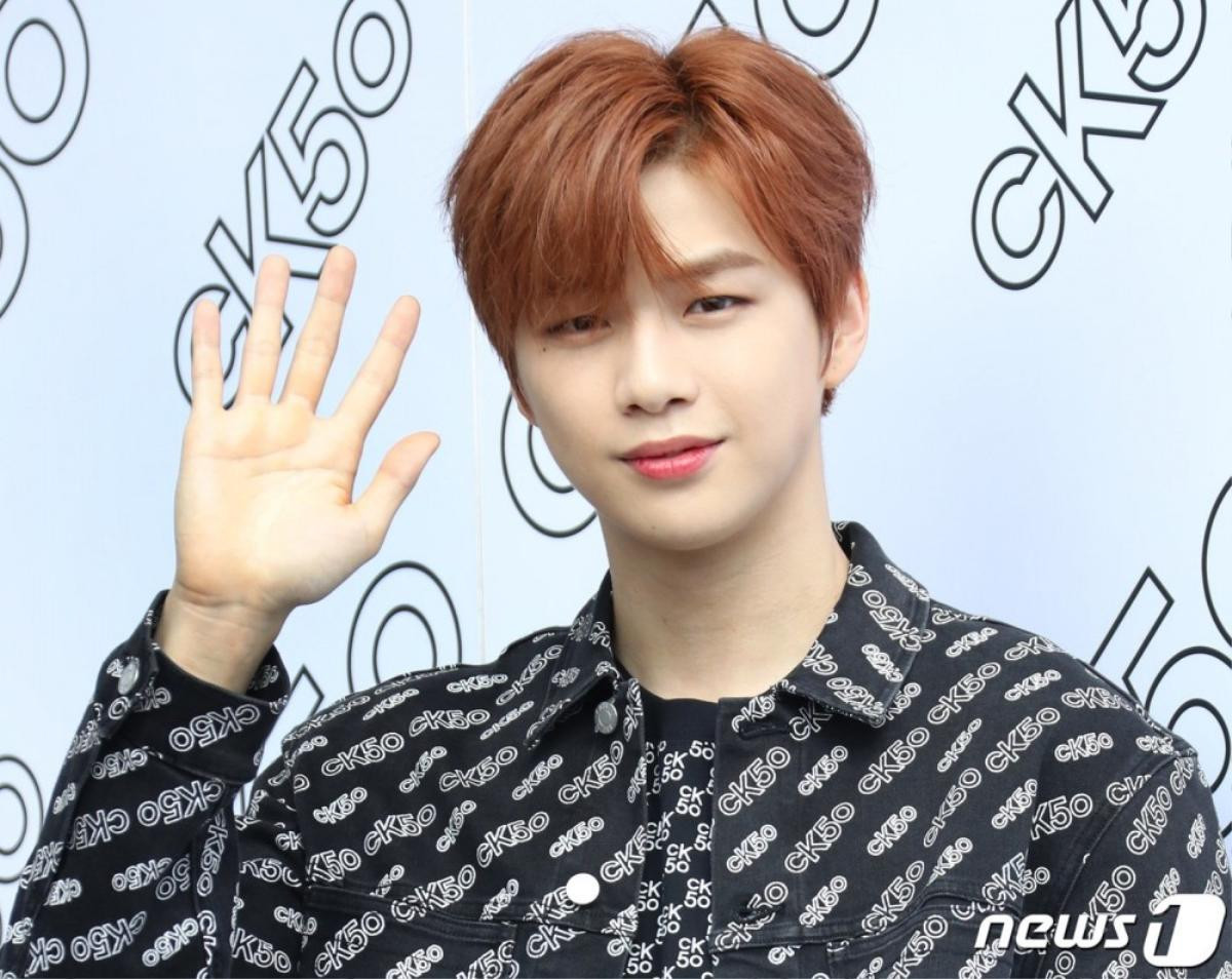 Dù xuất hiện đầy bất ngờ, Kang Daniel vẫn nhận được không ngớt lời khen bởi khí chất hoàn hảo của mình Ảnh 5