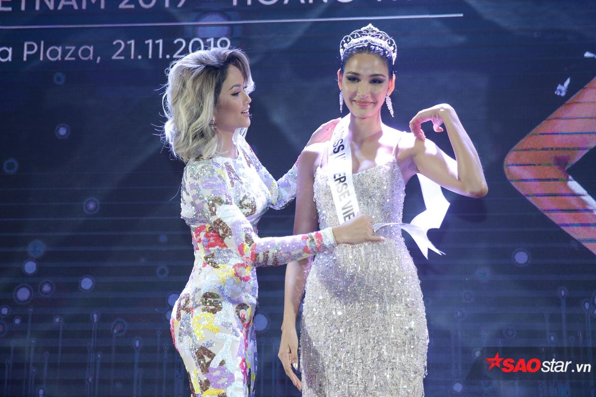 Hoàng Thùy xúc động nhận sash từ H'Hen Niê, quyết giành vương miện Miss Universe 2019 Ảnh 1