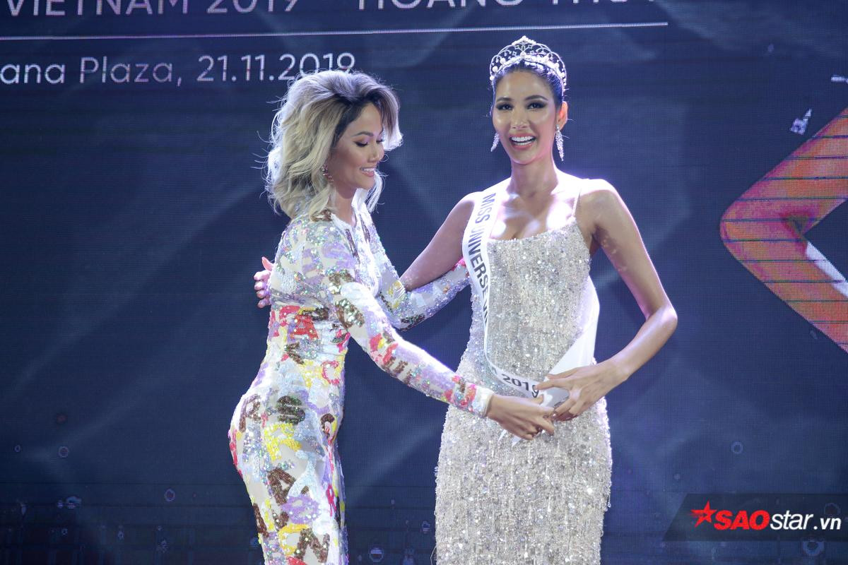 Hoàng Thùy xúc động nhận sash từ H'Hen Niê, quyết giành vương miện Miss Universe 2019 Ảnh 7