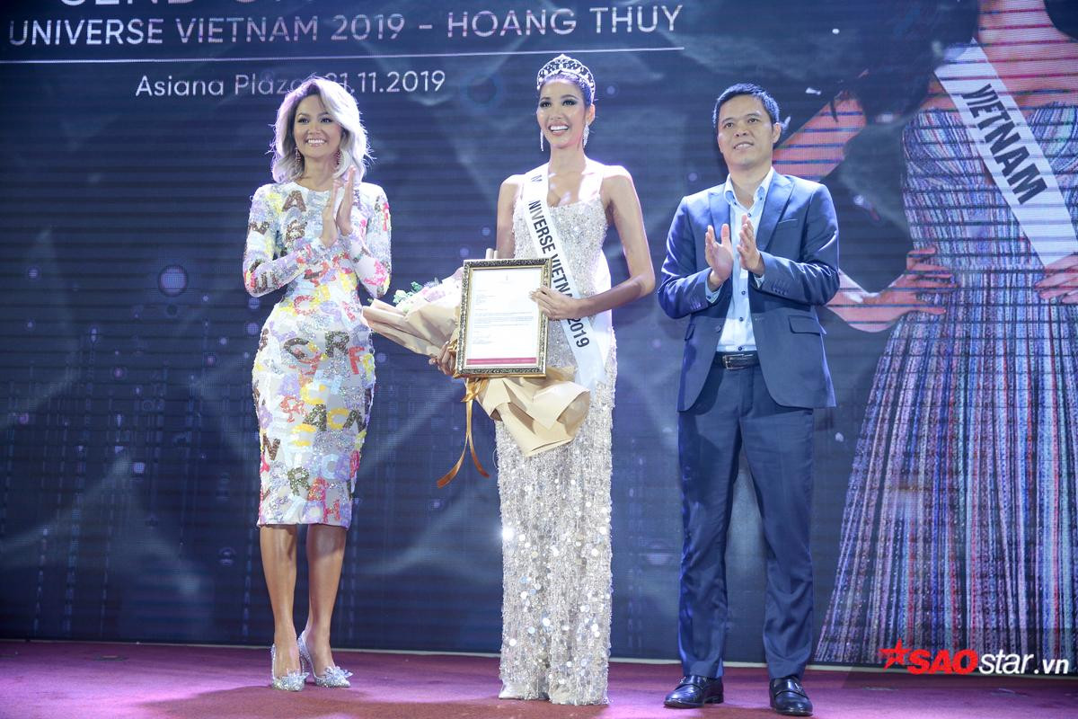 Hoàng Thùy xúc động nhận sash từ H'Hen Niê, quyết giành vương miện Miss Universe 2019 Ảnh 5