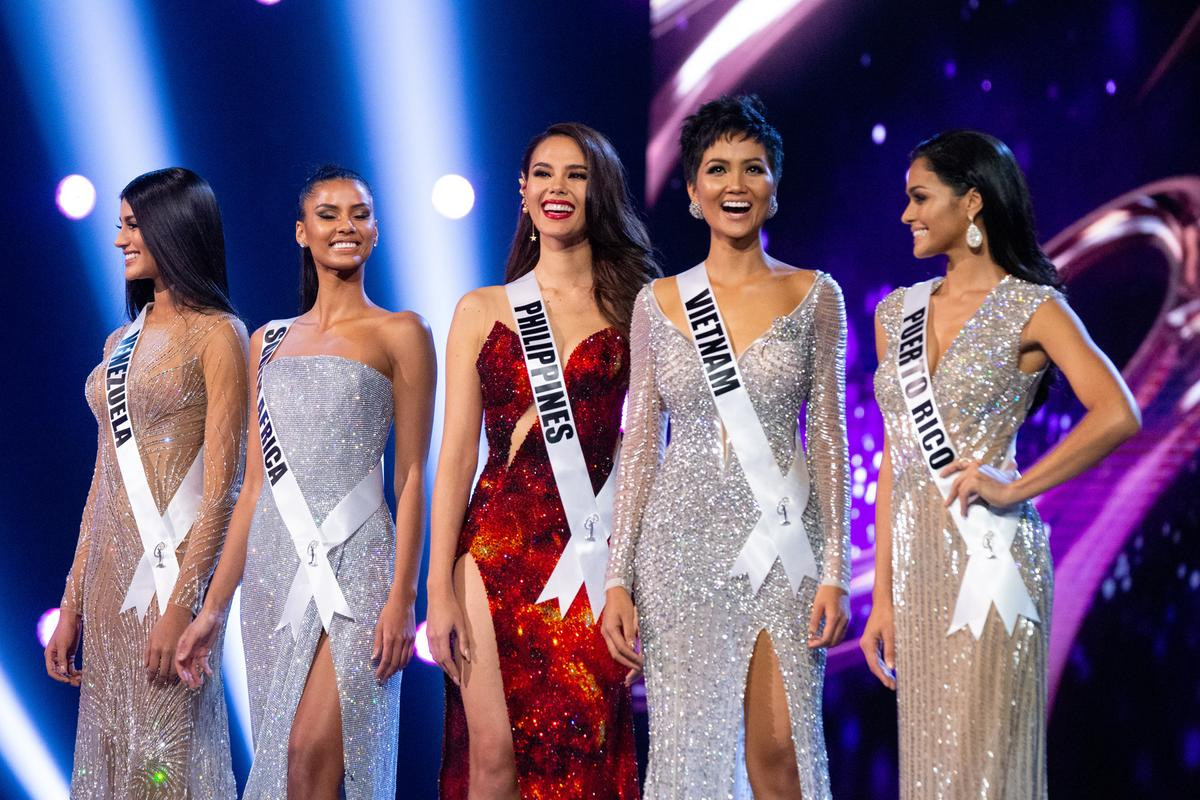 Hoàng Thùy xúc động nhận sash từ H'Hen Niê, quyết giành vương miện Miss Universe 2019 Ảnh 4