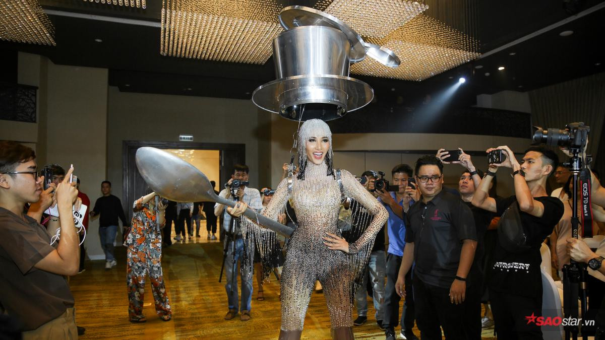 Á hậu Hoàng Thùy chọn trang phục dân tộc 'Cafe phin sữa đá' dự thi Miss Universe 2019 Ảnh 1