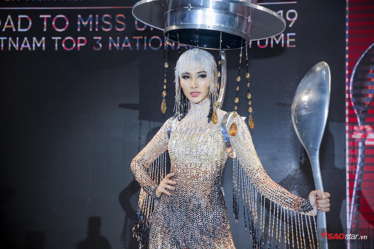 Á hậu Hoàng Thùy chọn trang phục dân tộc 'Cafe phin sữa đá' dự thi Miss Universe 2019 Ảnh 9