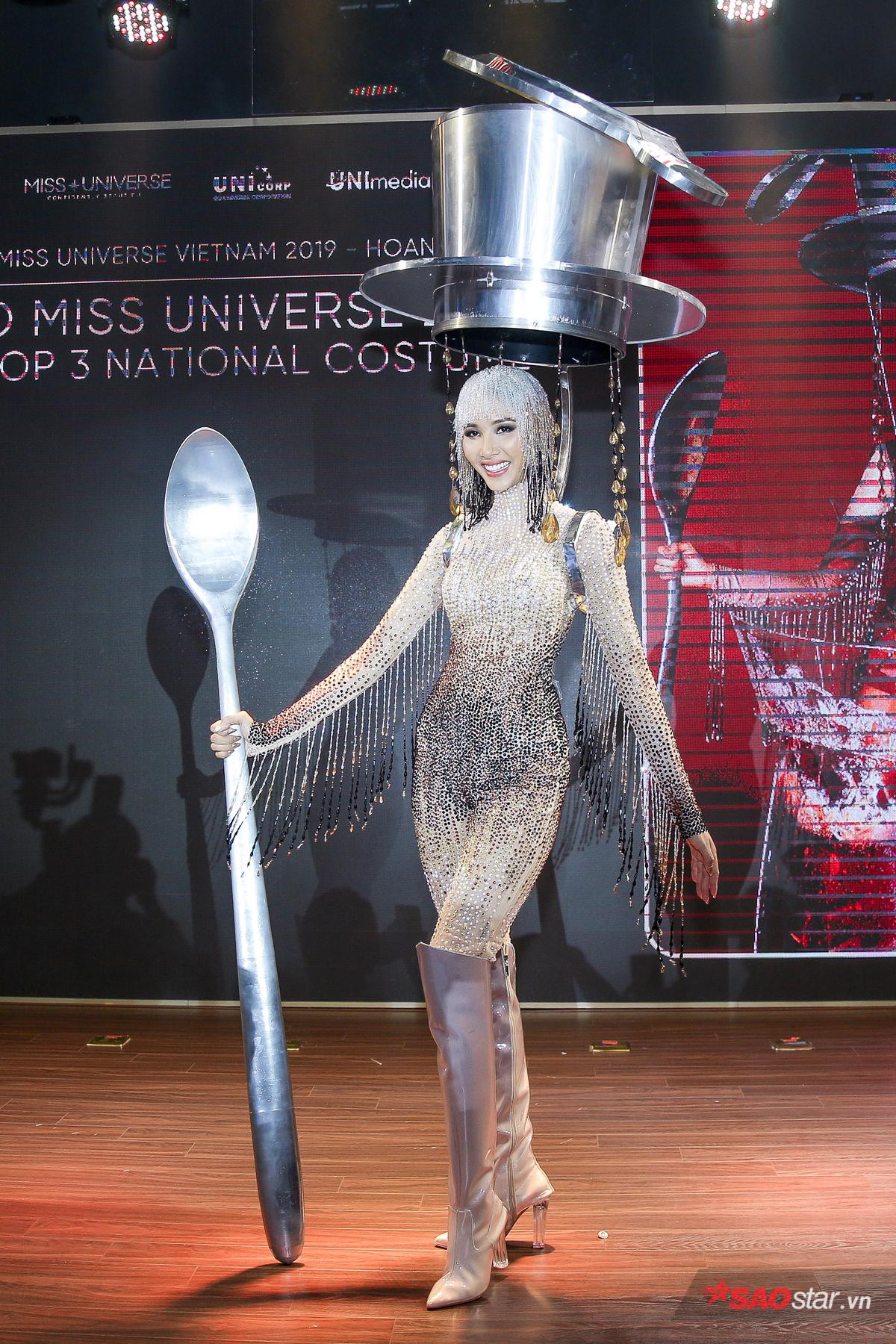 Á hậu Hoàng Thùy chọn trang phục dân tộc 'Cafe phin sữa đá' dự thi Miss Universe 2019 Ảnh 10