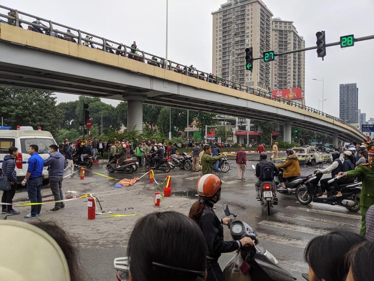 Đã có người thân đến nhận diện thi thể cô gái bị ô tô Mercedes tông tử vong ở chân cầu vượt Lê Văn Lương Ảnh 1