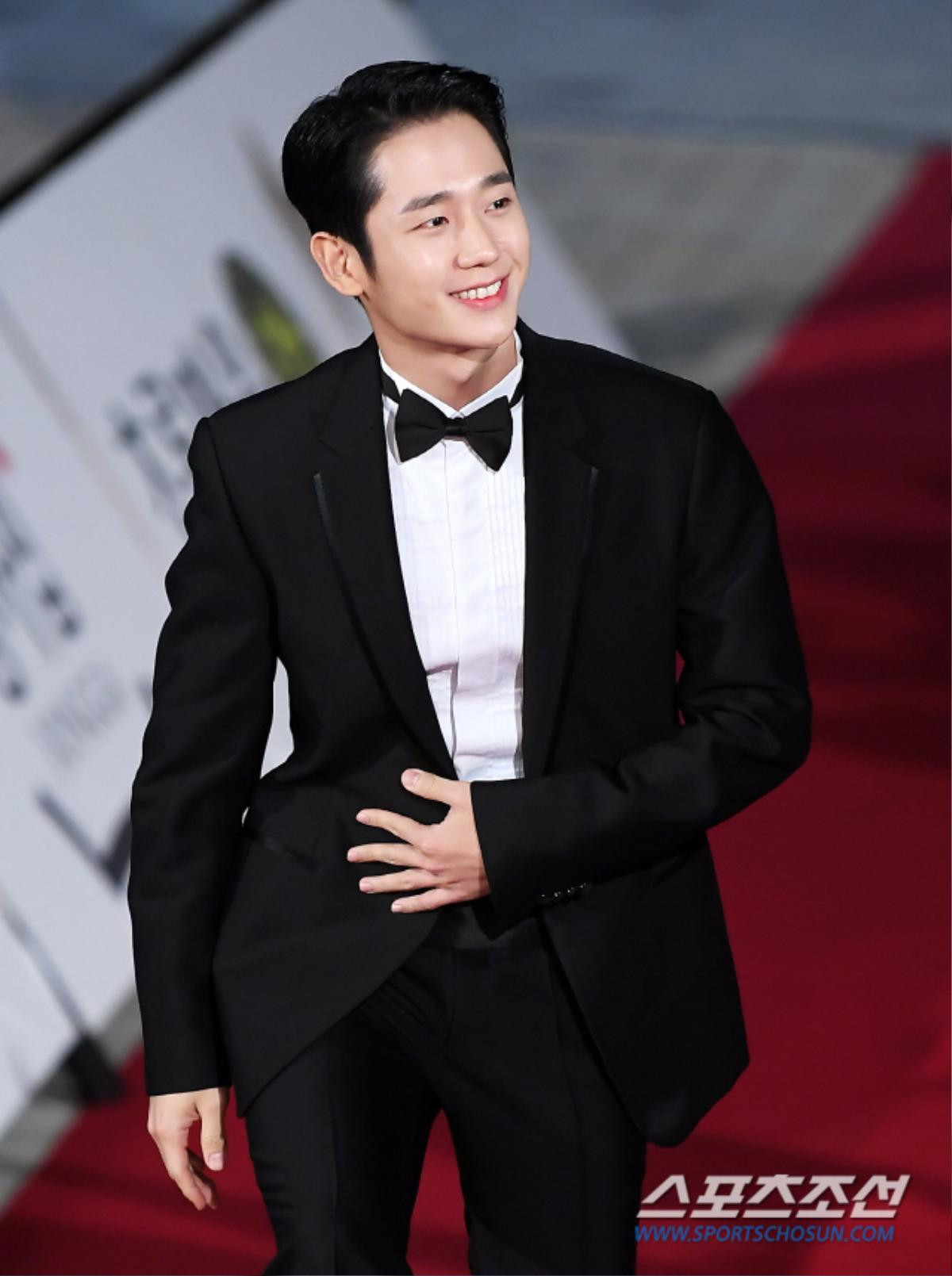 Yoona (SNSD), Jung Hae In - Jung Woo Sung cùng loạt sao hạng A đổ bộ thảm đỏ 'Rồng Xanh 2019' Ảnh 7