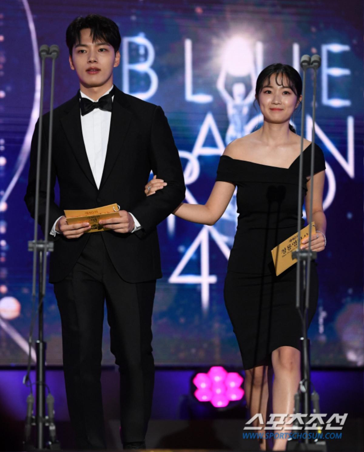 Nam Joo Hyuk sánh đôi với Krystal, Han Ji Min - Suho (EXO) bừng sáng trên sân khấu 'Rồng xanh 2019' Ảnh 25