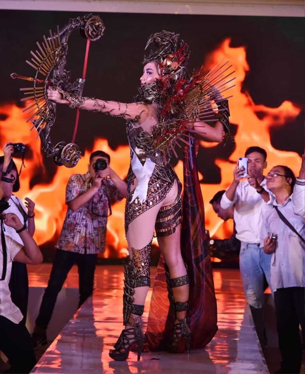 Trang phục dân tộc của đối thủ Hoàng Thùy ở Miss Universe 2019 toàn siêu phẩm đi liền với tuyệt tác Ảnh 3