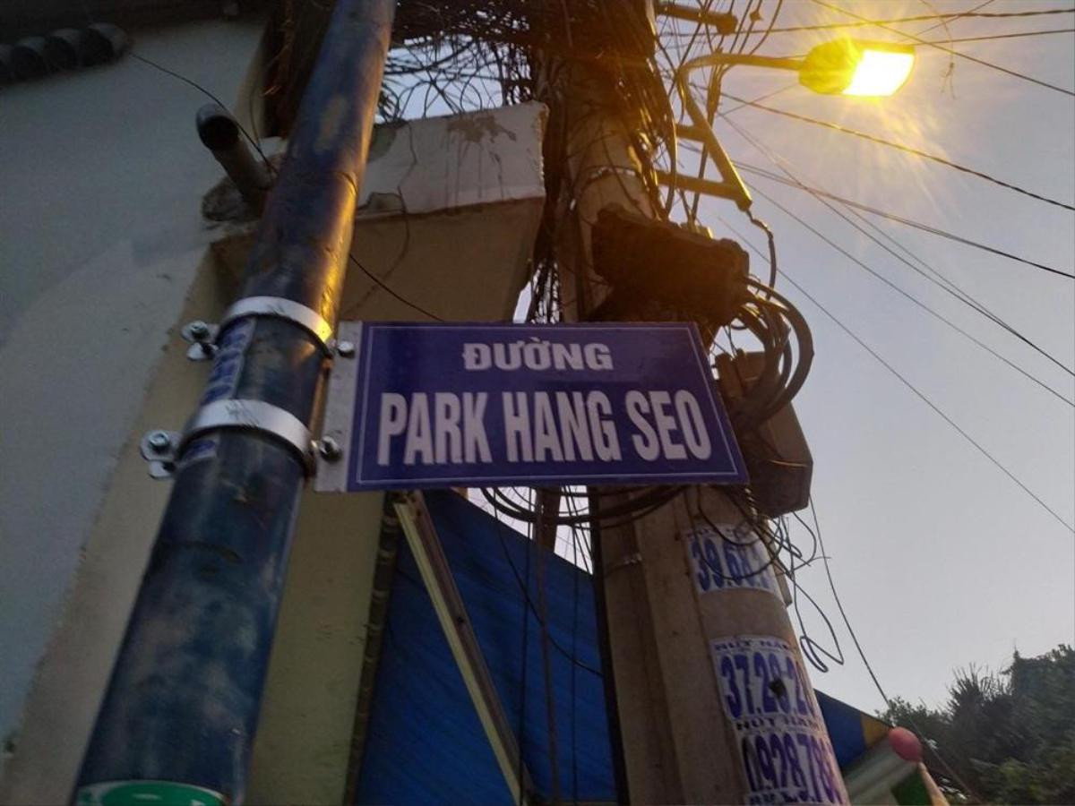 Người dân hiếu kì check-in với tên đường Park Hang Seo ở Sài Gòn Ảnh 1