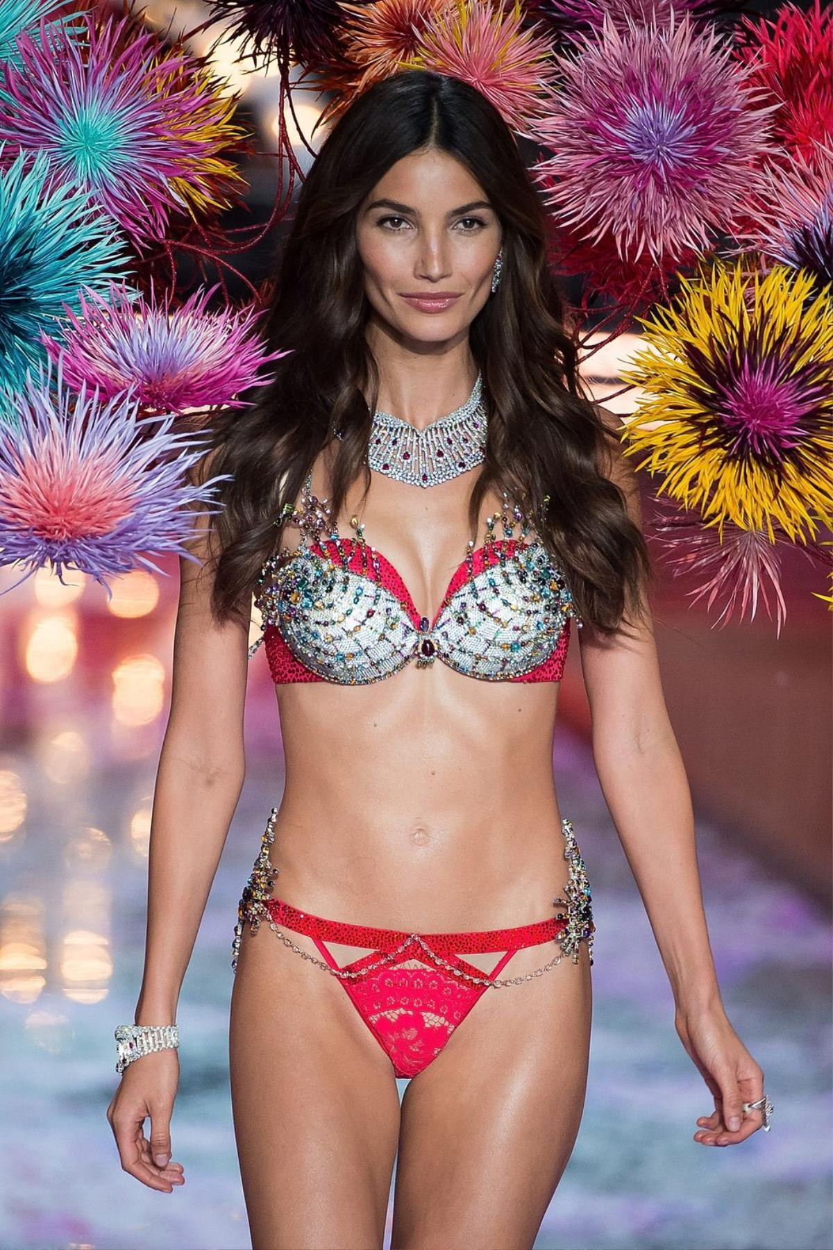 Victoria's Secret chính thức hủy show nội y, ngậm ngùi ngắm lại loạt fantasy bra đáng ao ước 1 thời Ảnh 7