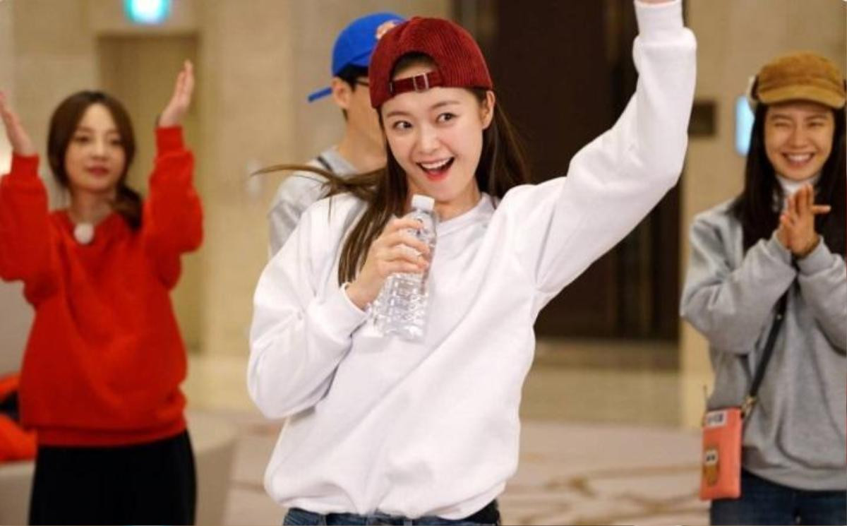 Đây là cách các đàn anh Running Man chăm sóc cho cô em Jun Somin! Ảnh 5