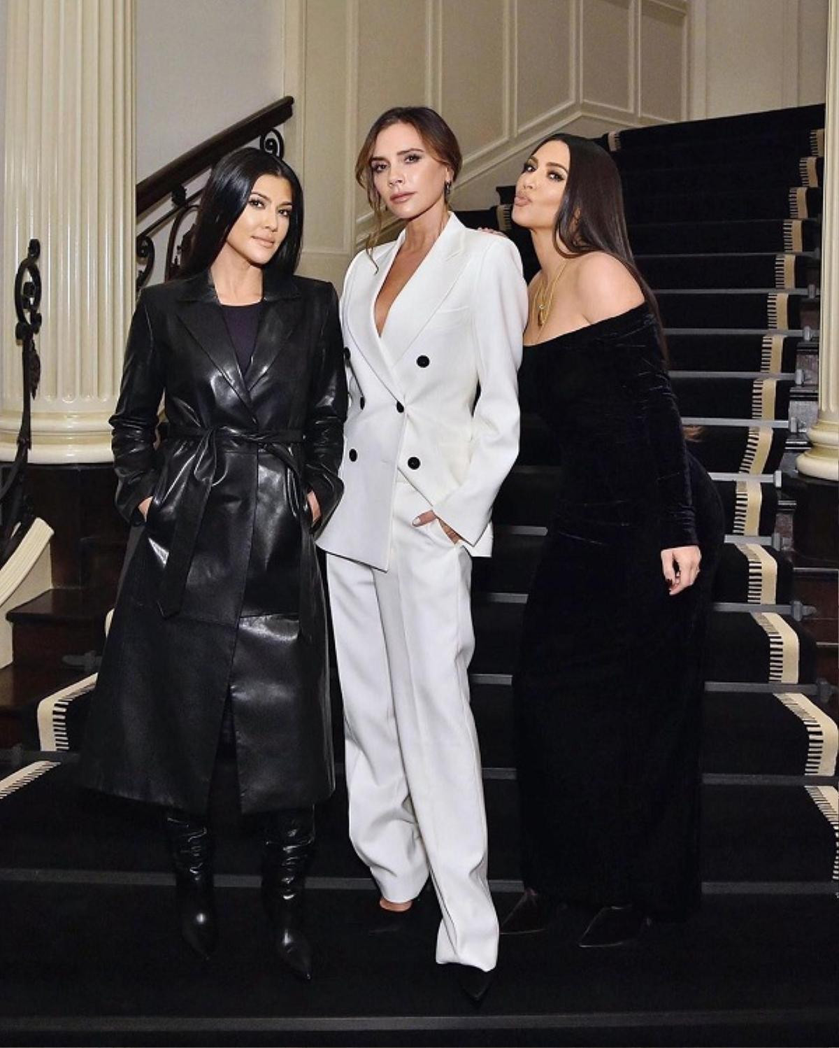 Chị em nhà Kardashian trong trang phục kín đáo khoe sắc bên cạnh Victoria Beckham Ảnh 1