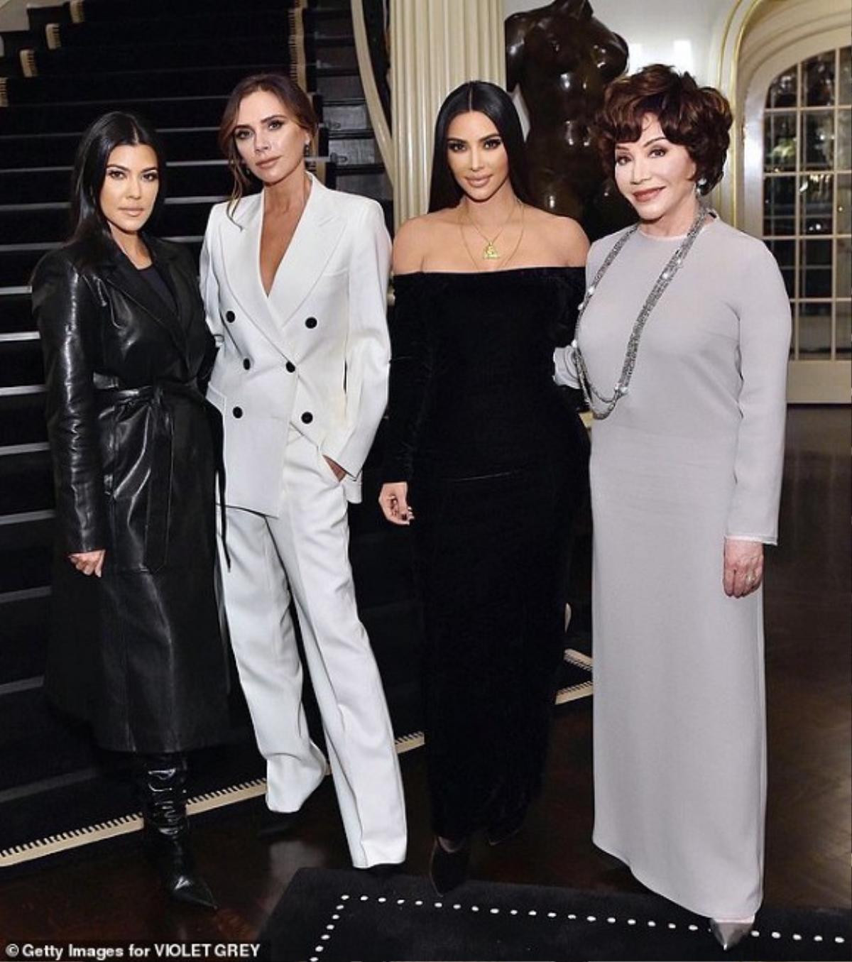 Chị em nhà Kardashian trong trang phục kín đáo khoe sắc bên cạnh Victoria Beckham Ảnh 4