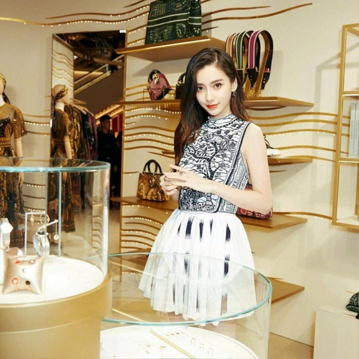 Angelababy đẹp như búp bê sống với váy ngắn và tóc buông dài Ảnh 5