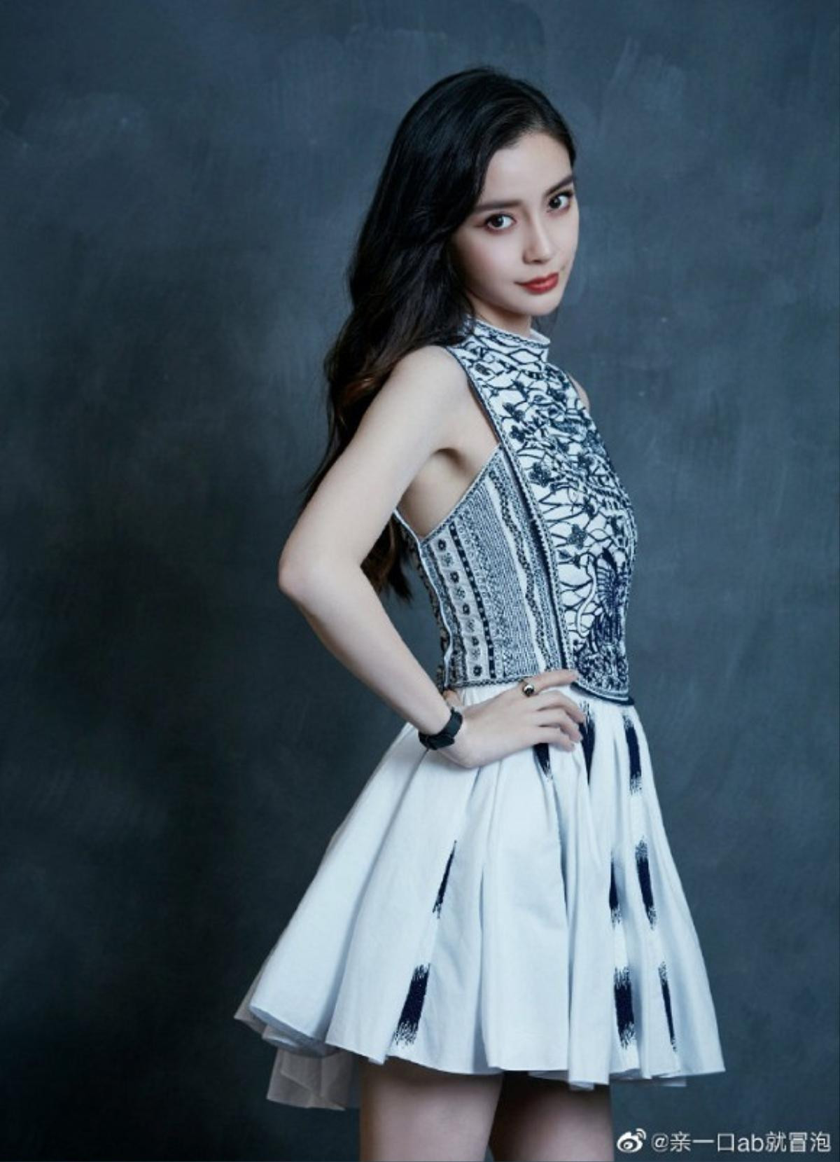 Angelababy đẹp như búp bê sống với váy ngắn và tóc buông dài Ảnh 1