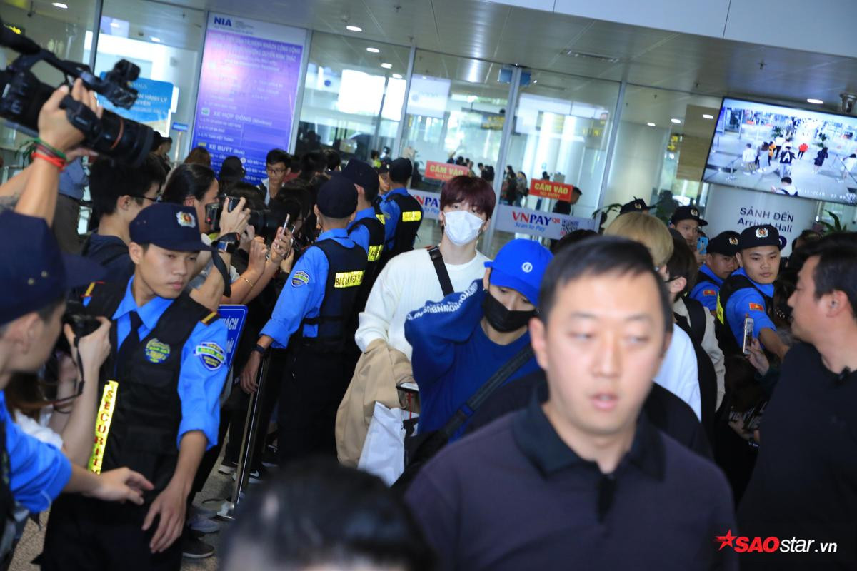 Dàn sao Hàn tại sân bay Nội Bài dự AAA 2019: Zico đeo khẩu trang kín mít, LOONA thân thiện vẫy tay chào fan Việt Ảnh 10