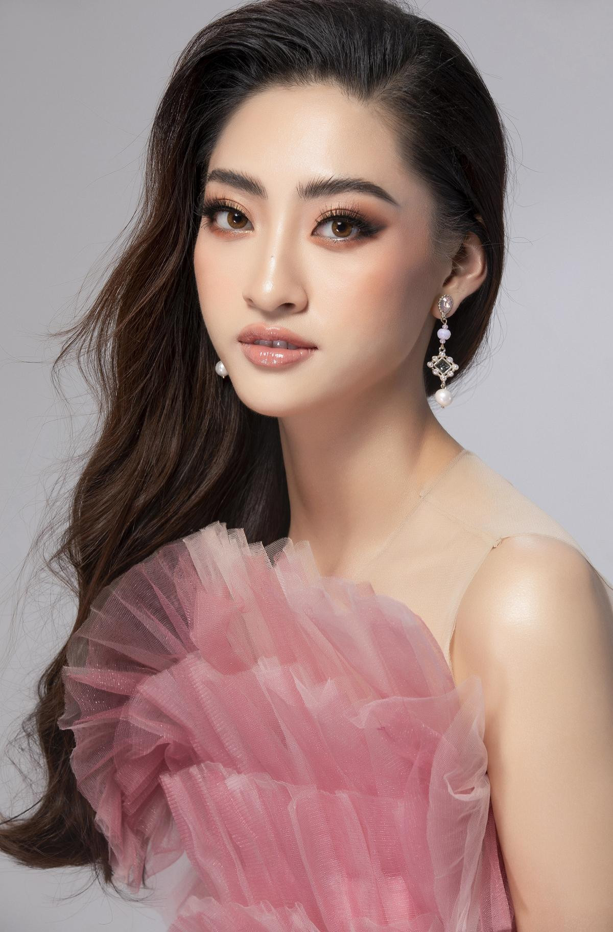 Lương Thùy Linh ghi điểm với váy hồng 'công chúa', hát hit A Million Dreams phần thi Tài năng - Miss World 2019 Ảnh 7