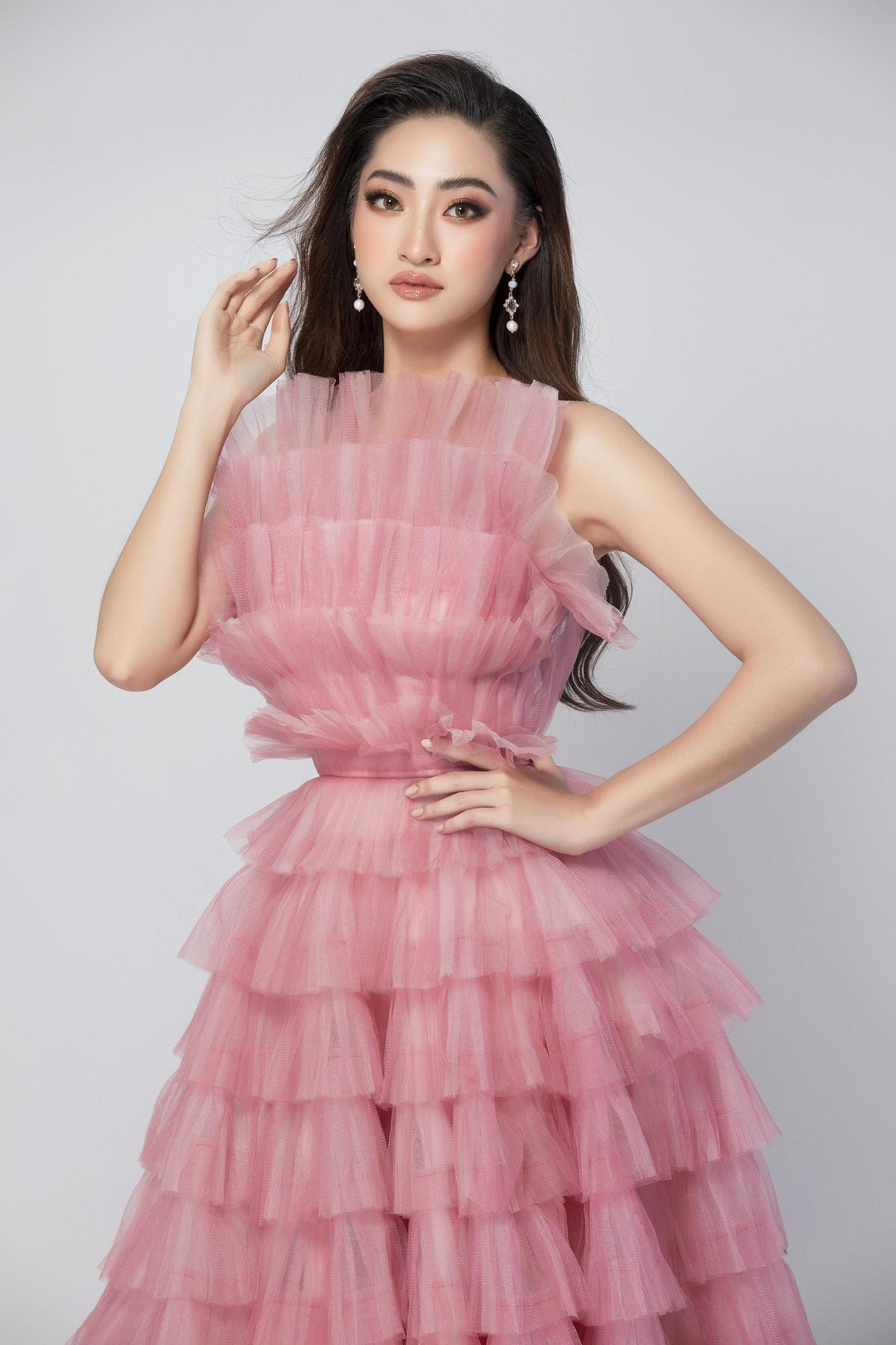 Lương Thùy Linh ghi điểm với váy hồng 'công chúa', hát hit A Million Dreams phần thi Tài năng - Miss World 2019 Ảnh 8