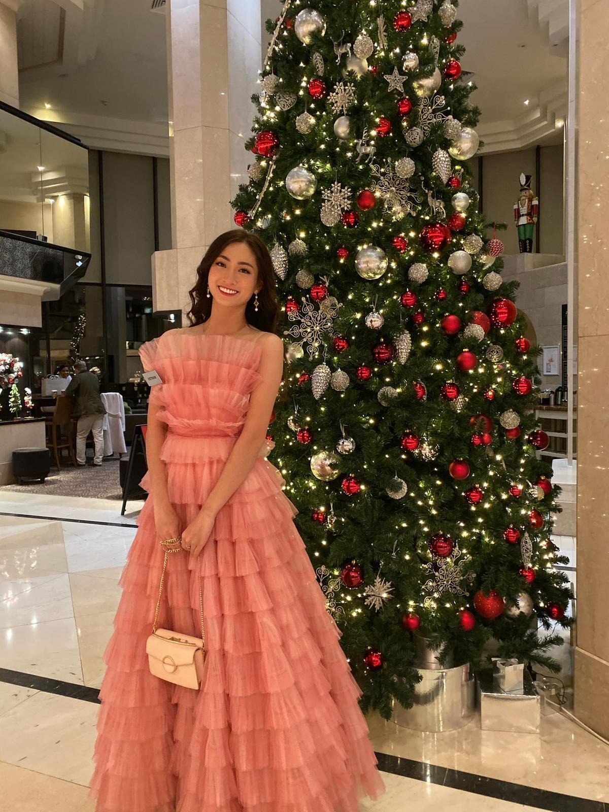 Lương Thùy Linh ghi điểm với váy hồng 'công chúa', hát hit A Million Dreams phần thi Tài năng - Miss World 2019 Ảnh 2