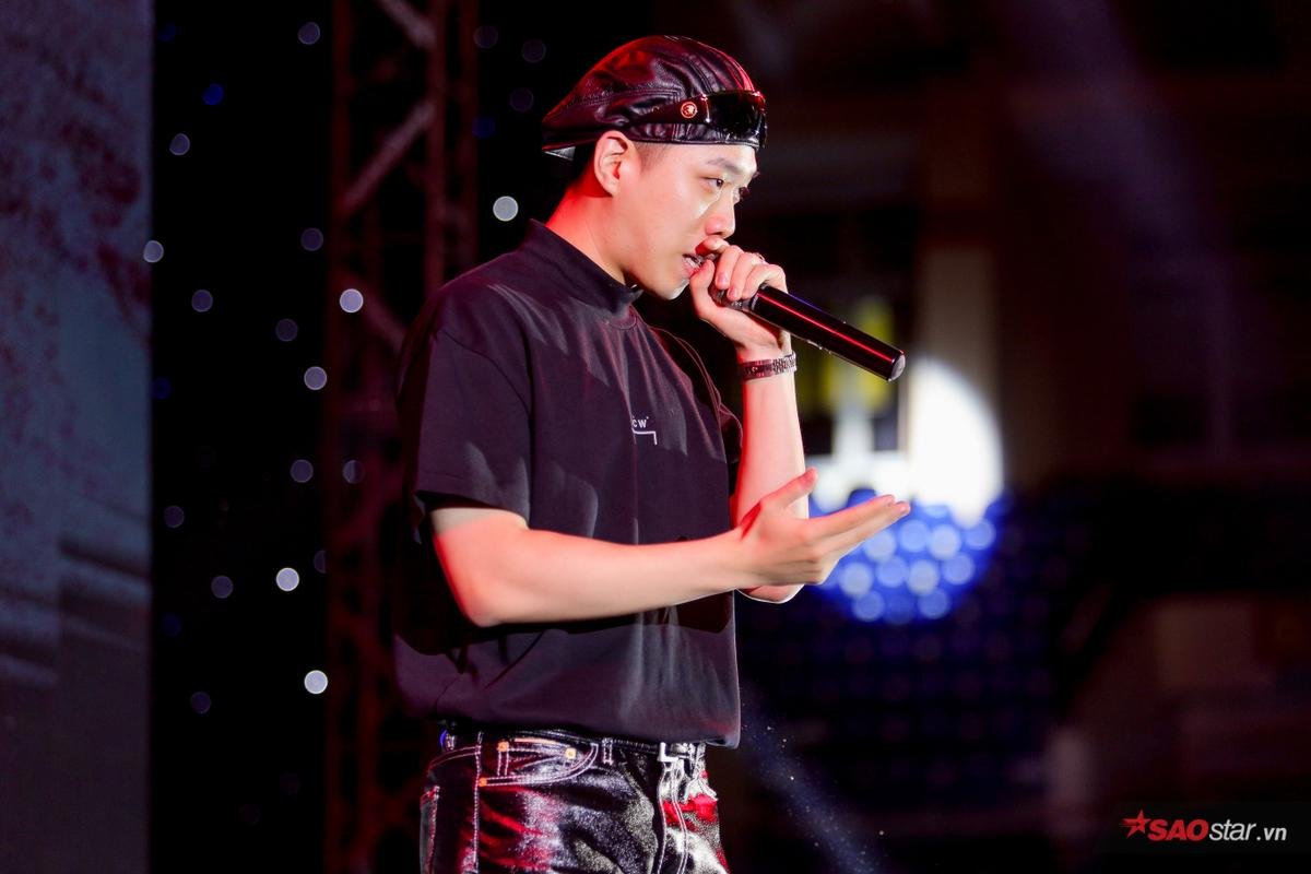 Lần đầu sang Việt Nam, rapper BewhY gây ấn tượng khi trình diễn liên tục hơn 10 bài rap Ảnh 2