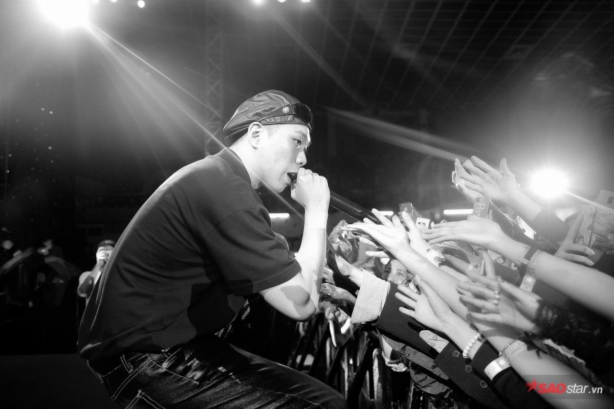 Lần đầu sang Việt Nam, rapper BewhY gây ấn tượng khi trình diễn liên tục hơn 10 bài rap Ảnh 10