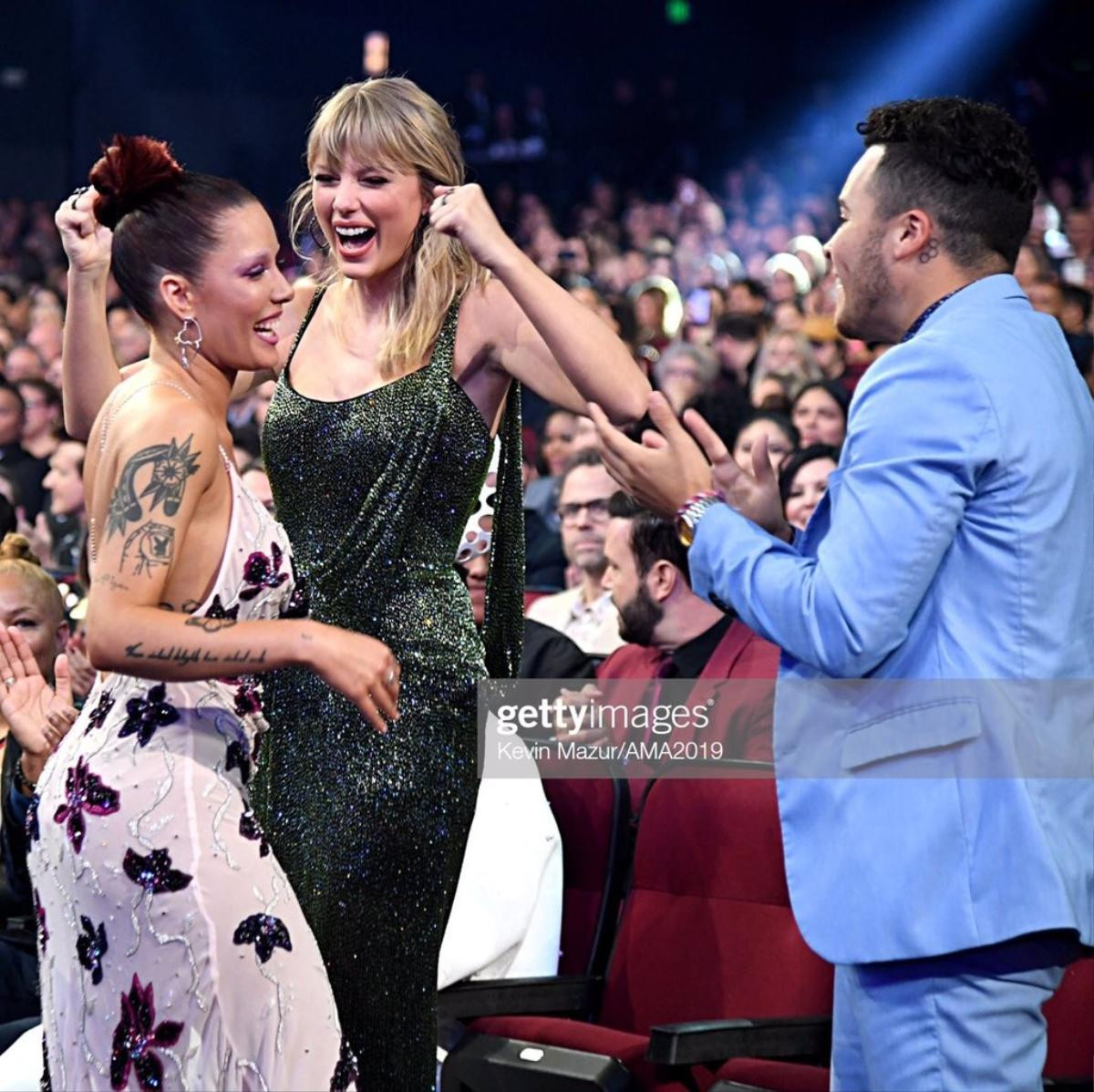 AMAs 2019: Không chỉ trên sân khấu, Taylor Swift còn 'toả sáng' dưới khán đài nhờ Camila, Selena như thế này Ảnh 7