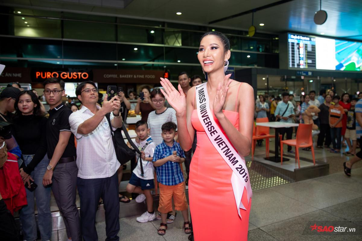 H'Hen Niê cùng fan Việt hừng hực khí thế tiễn Hoàng Thùy sang Mỹ thi Miss Universe 2019 Ảnh 1