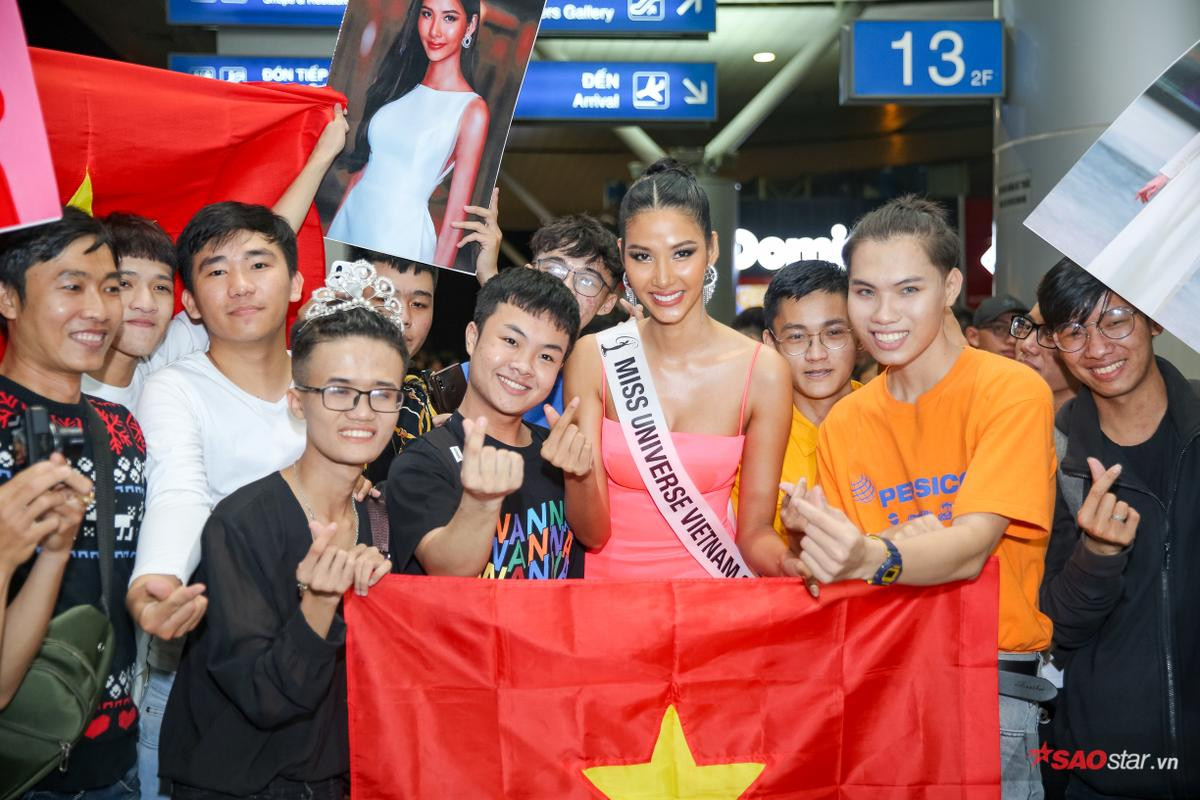 H'Hen Niê cùng fan Việt hừng hực khí thế tiễn Hoàng Thùy sang Mỹ thi Miss Universe 2019 Ảnh 7