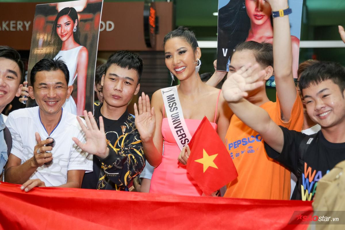 H'Hen Niê cùng fan Việt hừng hực khí thế tiễn Hoàng Thùy sang Mỹ thi Miss Universe 2019 Ảnh 4