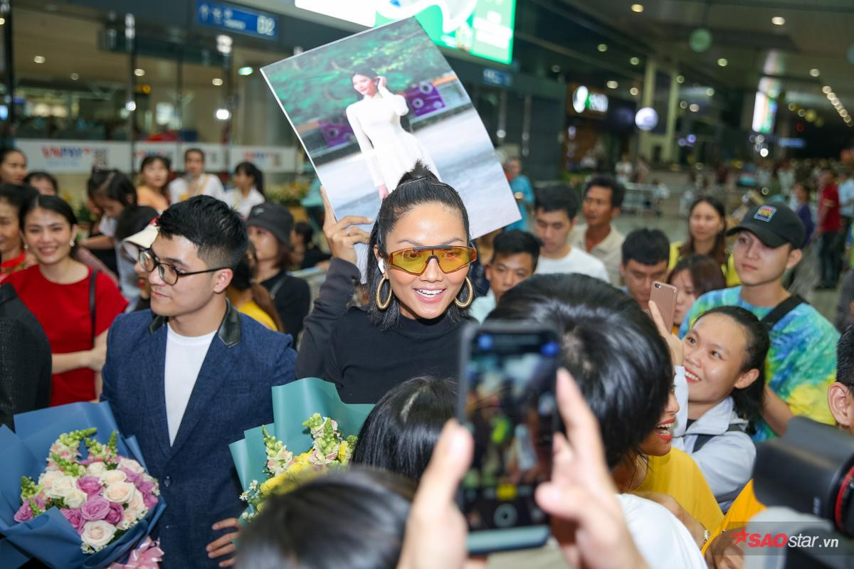 H'Hen Niê cùng fan Việt hừng hực khí thế tiễn Hoàng Thùy sang Mỹ thi Miss Universe 2019 Ảnh 2