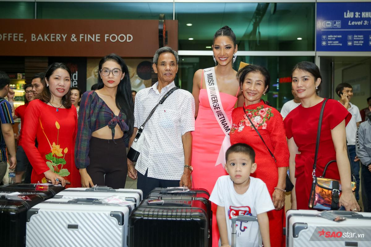 H'Hen Niê diện style giản dị, dành trọn 'spotlight' cho Hoàng Thùy: Tình bạn đẹp của 2 'Chiến binh Hoàn vũ' Ảnh 10