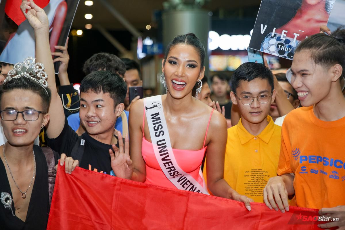 Được fan tặng chè để thi đậu, Hoàng Thùy mang 'Cafe sữa đá' sang Mỹ 'chiêu đãi' Miss Universe 2019 Ảnh 6