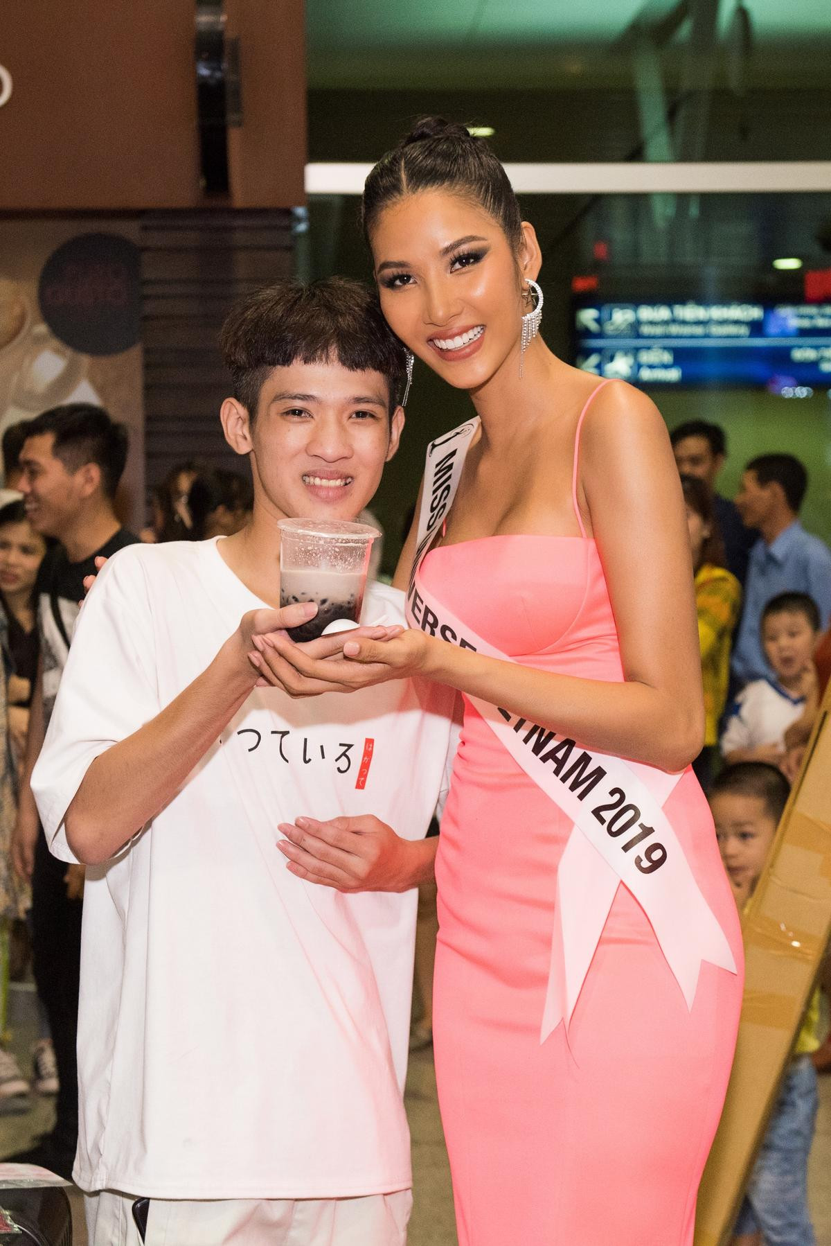 Được fan tặng chè để thi đậu, Hoàng Thùy mang 'Cafe sữa đá' sang Mỹ 'chiêu đãi' Miss Universe 2019 Ảnh 5